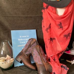 Super cute horse scarf